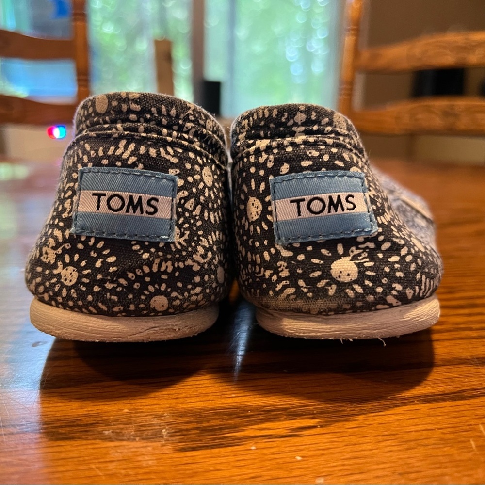 TOMS “Alpargatta” Navy Patterned Shoes - Picture 2 of 5